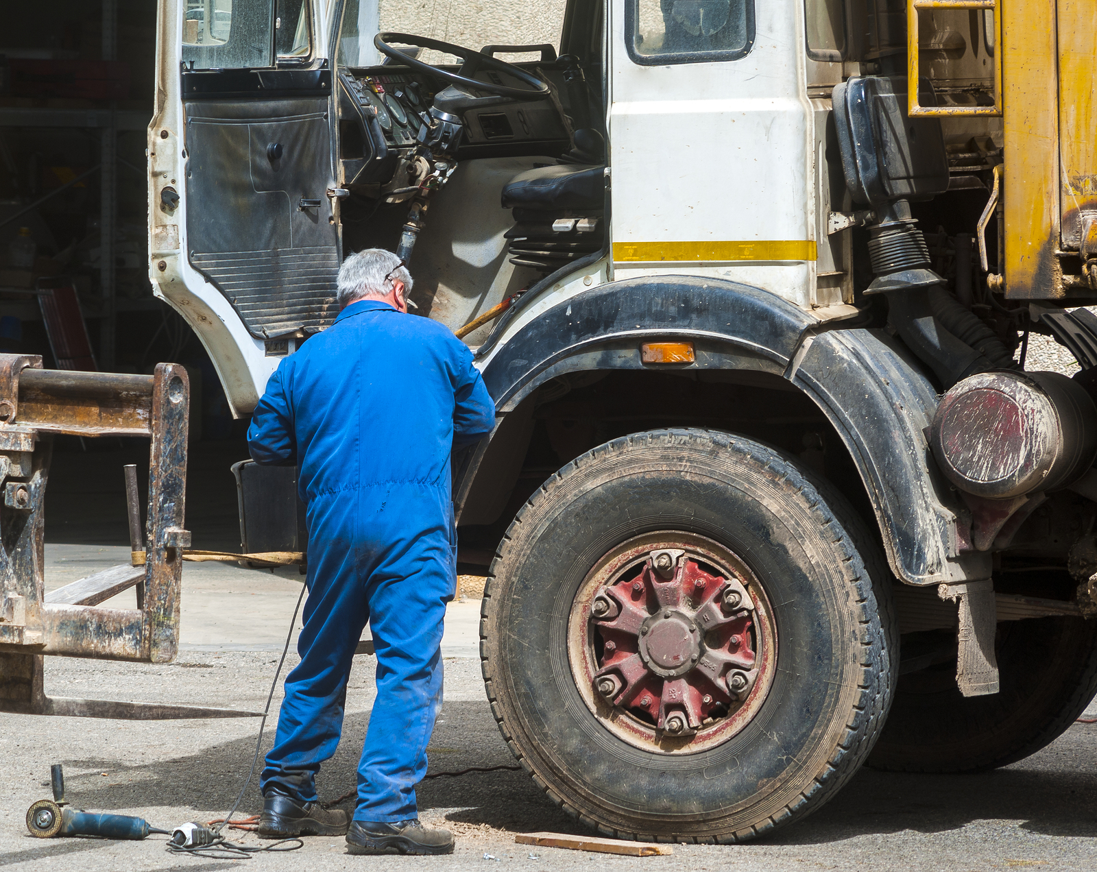 PRO-AUTO mutaxassisi yuk avtomobiliga yordam bermoqda